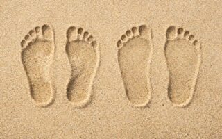 Сравнение отпечатков стоп: слева — нормальный свод стопы, справа — плоскостопие.