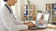 доктор проводит консультации онлайн
