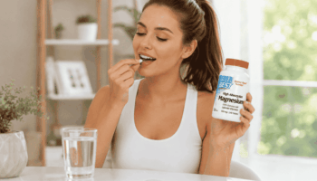 Девушка принимает таблетку магния Doctor’s Best High Absorption Magnesium с баночкой витаминов iHerb в руке